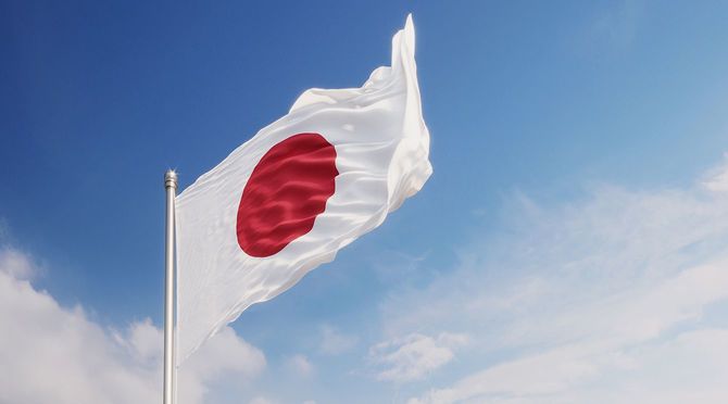 青空に風をなびかせる日本国旗