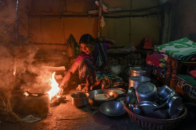 インド・カルナータカ州ベラガヴィ地区ジャラルプール村の自宅で料理をする、元デーヴァダーシーの女性