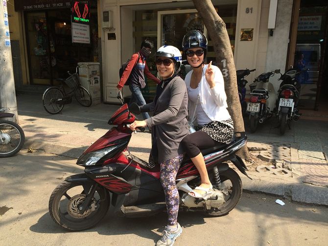 ベトナムで、パートナーとバイクで移動
