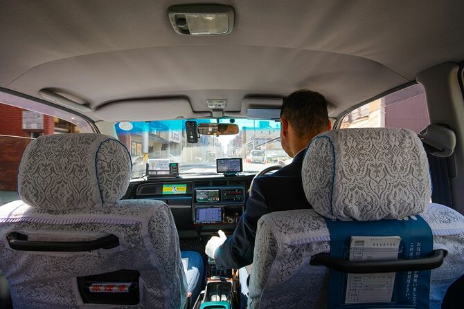 専用タクシーの運転手は、彼の仕事をしています