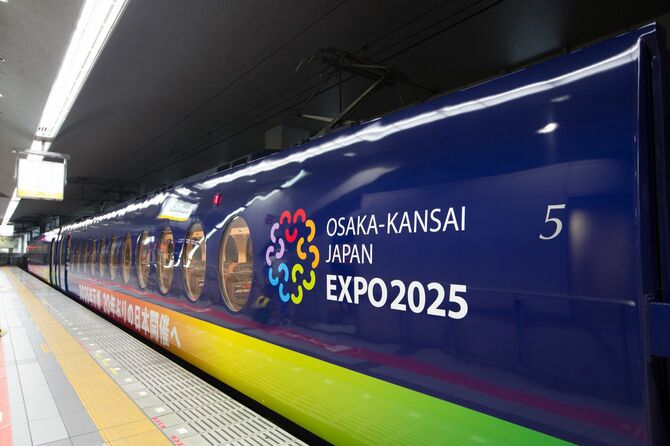 2018年5月3日、関西国際空港駅に停車する2025年大阪・関西万博ラッピング列車