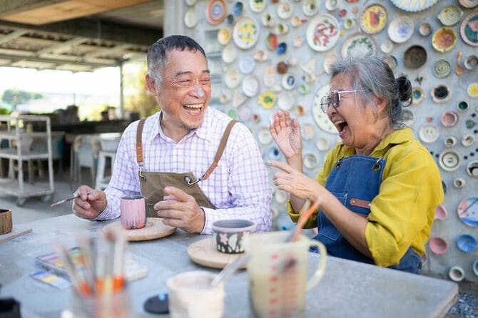 定年退職した夫婦が陶芸や粘土画の活動