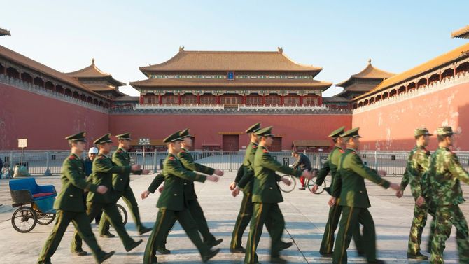 紫禁城を行進する中国の兵士たち