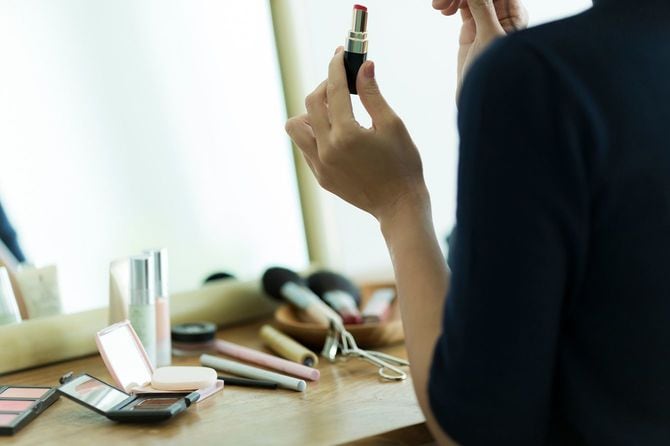 メイクアップをしている若い女性