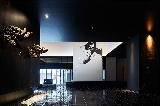 ロビーには旧本堂にあった木鼻などを飾ってある