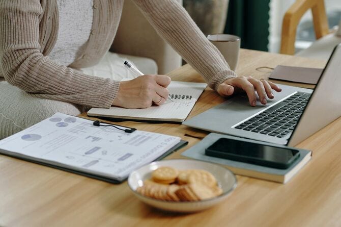 ラップトップで作業しながらノートブックに書き込む