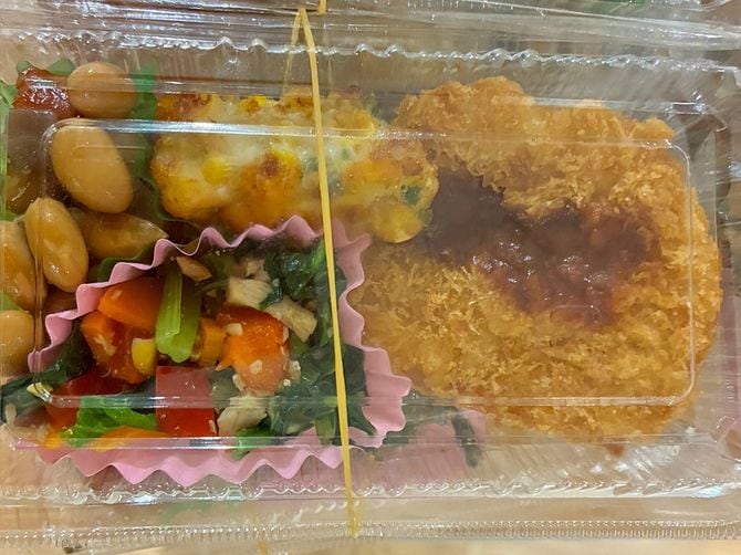 上野さんが作る惣菜。業務スーパーで卸した冷凍食品や届いた物資で献立を考えるという