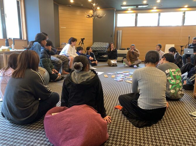 異年齢でサークルになって学び合う