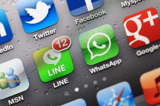 SNSのアイコンが並ぶ中、LINEに通知バッジ