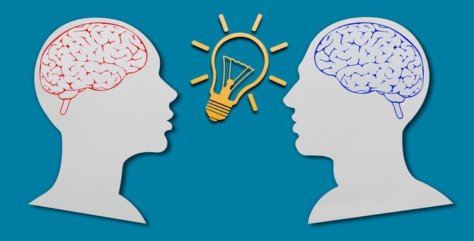 向かい合わせになる男女の脳と電球マーク