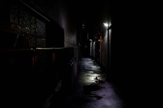 暗い都会の路地