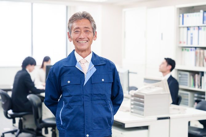 オフィスでメンテナンスをする男性