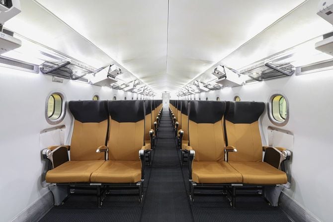 新しいL0系改良型試験車のインテリア。白色の客室空間に落ち着いた色味の腰掛を配置し、シンプルかつ洗練されたインテリアデザインだ。