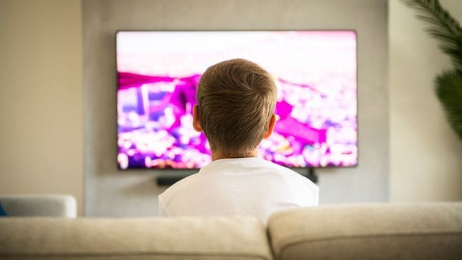 テレビに見入る少年