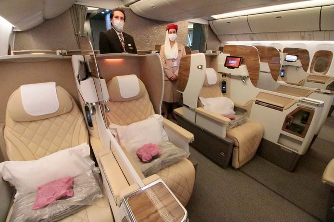 ボーイング777-300ERビジネスクラス　ウルグアイと日本のハーフ客室乗務員（左）