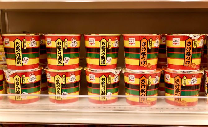 発売1年あまりで出荷数量1200万食を突破した永谷園「カップ入り お茶づけ海苔」と「カップ入り さけ茶づけ」