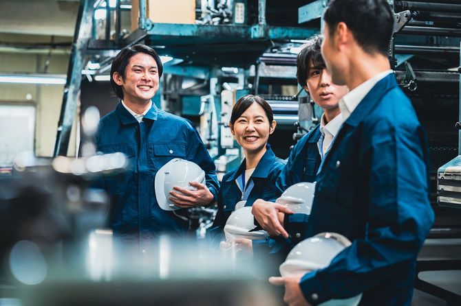 現場で情報を共有する作業員