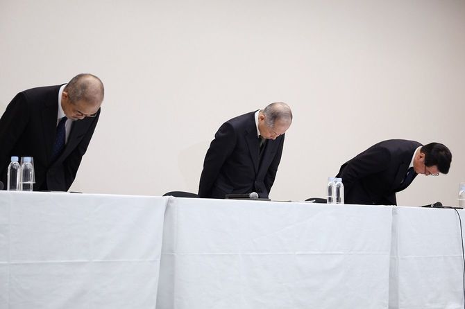 ENEOSホールディングスの斉藤猛社長解任に関し、記者会見で謝罪する社外取締役の西岡清一郎氏（中央）ら＝2023年12月19日午後、東京都中央区