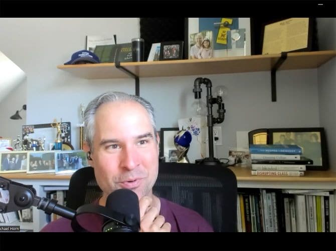 オンラインでインタビューに応じるマイケル・ホーン氏