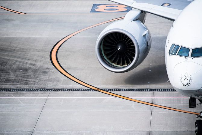 航空機の羽とタービンのクローズ アップ