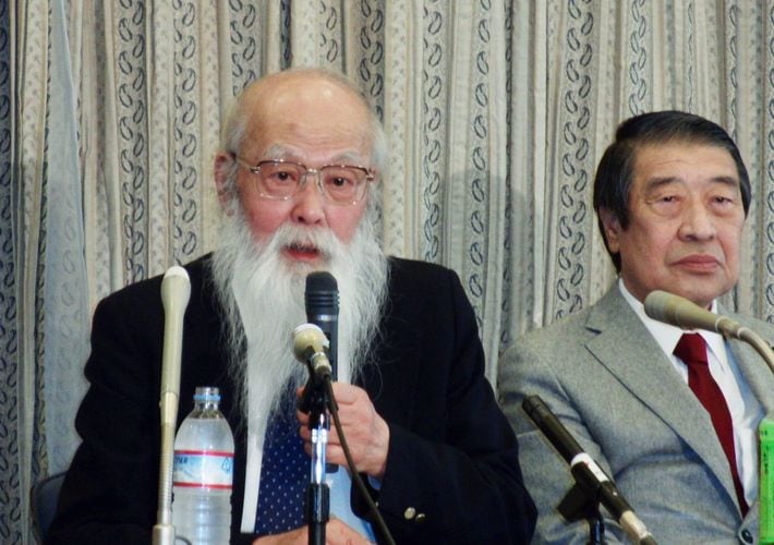 宇沢弘文東京大学名誉教授（左）（2011年2月24日、東京・永田町の憲政記念館）