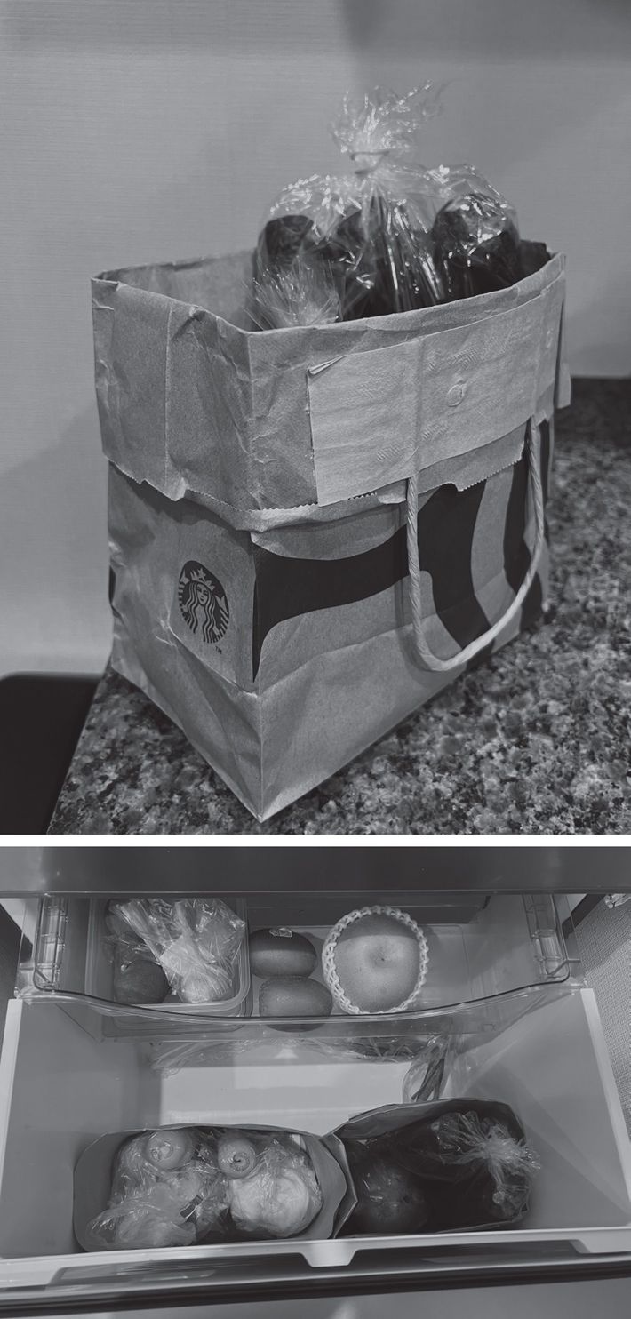 マチのある丈夫な紙袋を有効活用すれば、野菜のかすが野菜室にたまらない。使いかけの小さな野菜はタッパー（書籍「<a href="https://www.amazon.co.jp/exec/obidos/ASIN/4093115575/presidentjp-22" target="_blank">キッチン『から』片づければ、家は必ずキレイになる！</a>」より引用）