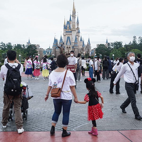 何度見ても心を奪われてしまう ディズニーキャストだけが楽しめる園内の ある光景 仕事の手を止めて思わずうっとり 2ページ目 President Online プレジデントオンライン