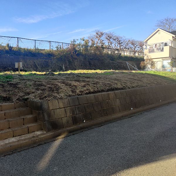 だから175平米26万円でも売れない 東京から1時間でも 擁壁のある住宅地 が放置される理由 よく調べてみると 住宅地なのに家を建てられない President Online プレジデントオンライン