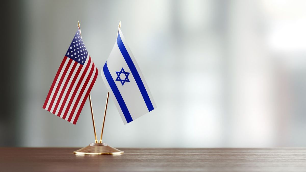 1つの台にたてられた星条旗とイスラエル国旗