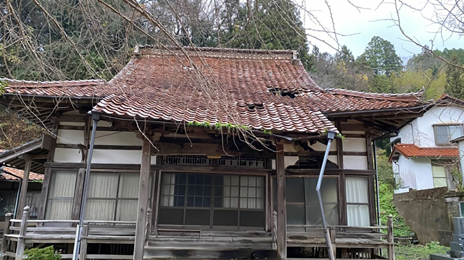 地元のお寺消滅で"食っていけないお坊さん"大量発生…日本一の寺院過密率の"滋賀モデル"が注目されるワケ 主収入はサラリーマン給与…平日は会社員､休日は寺院の｢二刀流｣