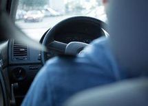 部下と移動中の車内。場を和ませ、距離を縮めるには