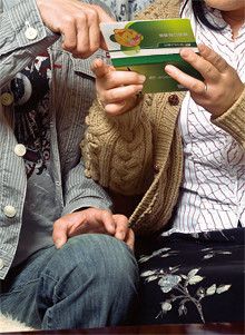 兵庫県神戸市在住<br>
夫●40歳 妻●44歳<br>
長女（4歳）と春恵さんの母（75歳）との4人暮らし。年収は憲治さんが約700万円、春恵さんが約400万円。ご自宅のリビングルームで取材。「普段は見ることないやろ、こんなマイナスばっかりの通帳。見てご覧よ」（春恵さん）