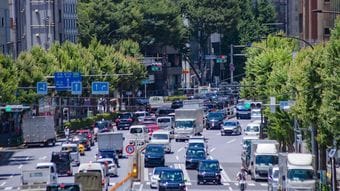 悪いのは自転車乗りでもドライバーでもない…｢自転車には怖い､大型車には狭すぎる｣車道にした48年前の大誤算