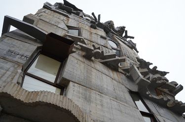 だからこんな奇抜な建物を都心のど真ん中に建てた…自力でのビル建設に