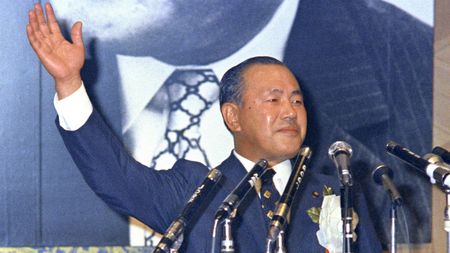 やっぱり田中角栄は人を使う天才だった…後輩議員のポケットに100万円の
