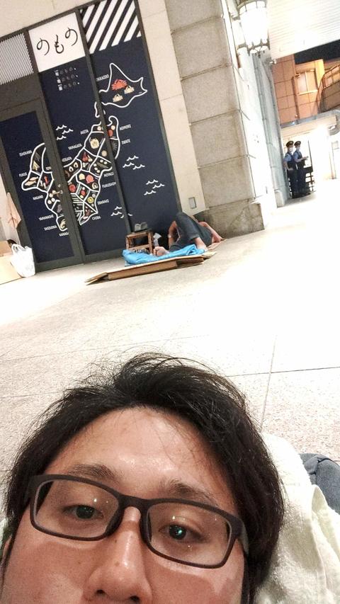 不安な気持ちのまま、上野駅前での生活が始まった。