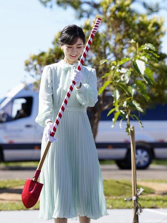 カンポグランデ日伯文化体育協会を訪れ、記念植樹をされる秋篠宮家の次女佳子さま＝2025年6月10日、ブラジル・カンポグランデ
