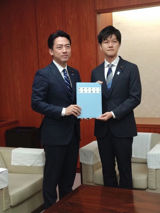 引き継ぎ式に臨む鈴木農相（右）と小泉前農相＝2025（令和7）年10月22日午前、農水省