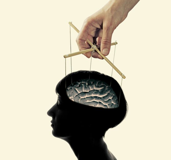 脳が操り人形のように、操られている＝マインドコントロール状態のイメージ