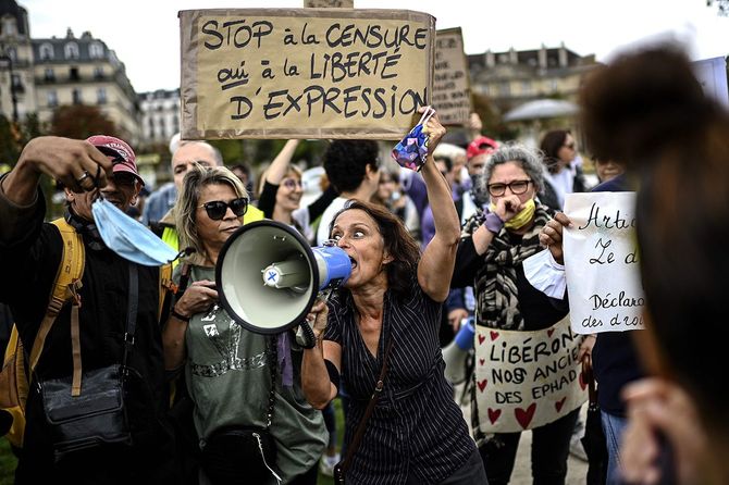 マスク着用義務化に反対するフランスの人々＝2020年8月29日、フランス・パリ