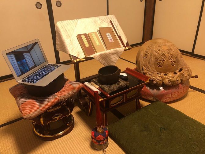 岩山さんは願修寺の一室でオンライン坐禅を届けている