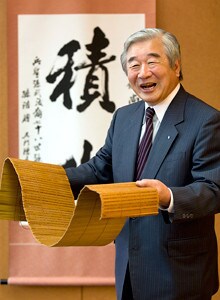 <strong>積水化学工業社長 大久保尚武</strong>●1940年、北海道生まれ。62年東京大学法学部卒。同年、積水化学工業入社。89年取締役、93年常務、97年専務、九九年副社長を経て同年6月より現職。大学時代にボート競技の日本代表としてローマ五輪に出場。現在、日本ボート協会の会長も務める。手にしているのは創立60周年を記念し社内表彰のために製作した『孫子』の竹簡。