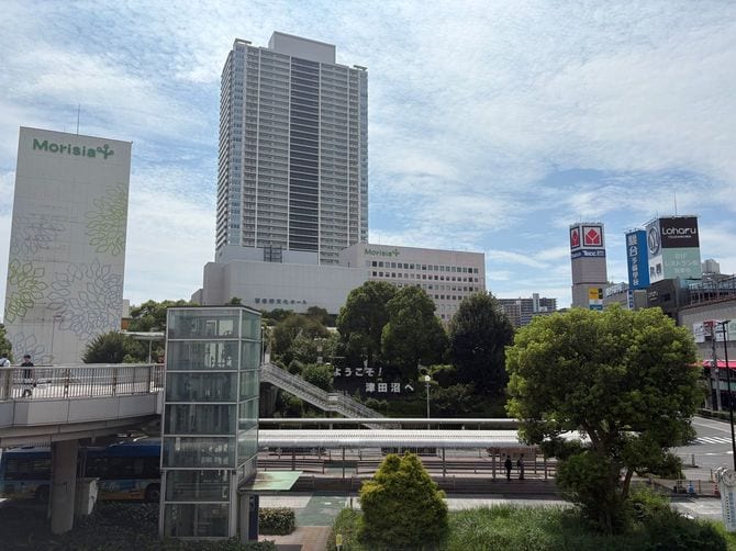 津田沼駅南口を出てすぐのデッキから撮影したモリシア津田沼。「Morisia」というロゴが入った建物がモリシア津田沼で、奥側の大きな建物は別施設のタワーマンション
