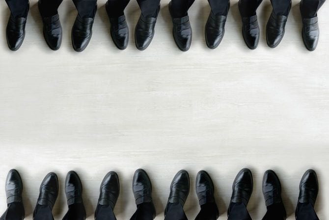 同じ靴を履いた足元が並ぶ