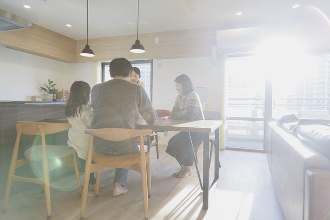 ダイニングテーブルに集まる家族