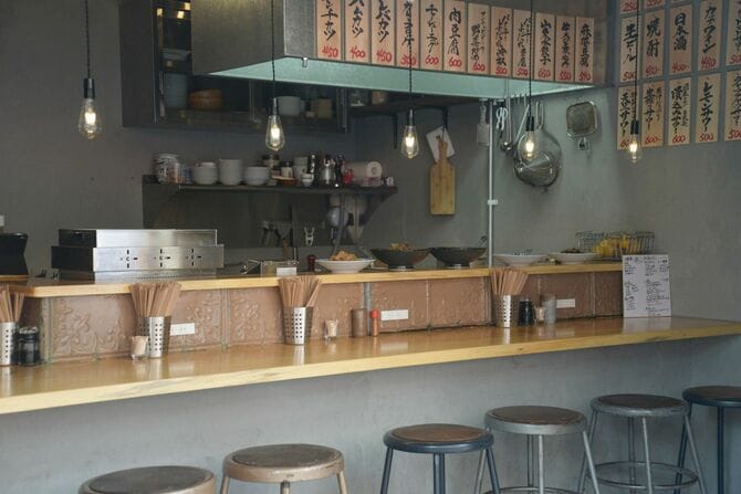 無人の居酒屋の店内