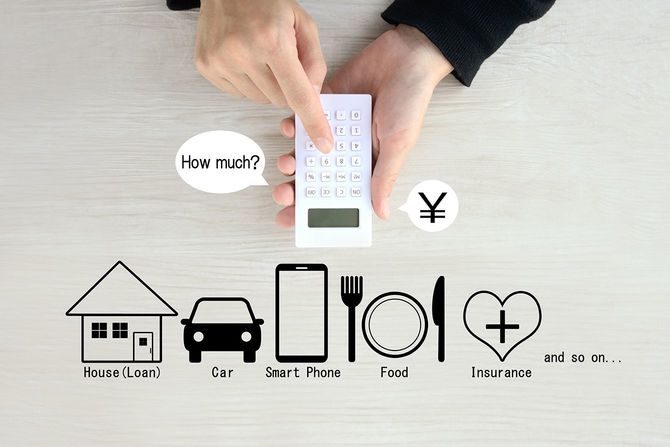 家計費を計算する人間の手
