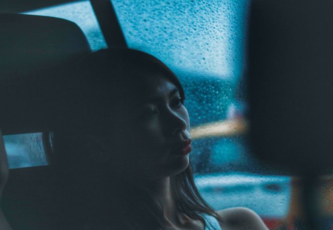 車内でうつ状態の女性