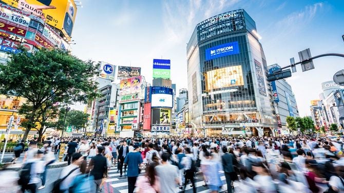 渋谷のスクランブル交差点を行き交う人々