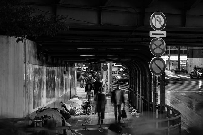 絶望的なホームレス人々